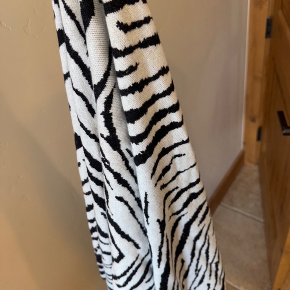 WHITE HOUSE BLACK MARKET BLACK AND WHITE ANIMAL PRINT MIX ONE SIZE FITS ALL WRAP - Picture 15 of 16